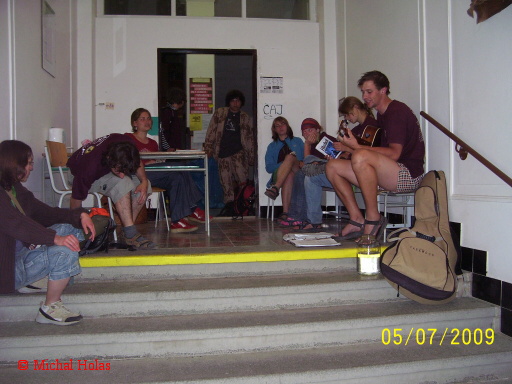 015  No n  koncertov n  na schodech ve vstupu do ubytovny